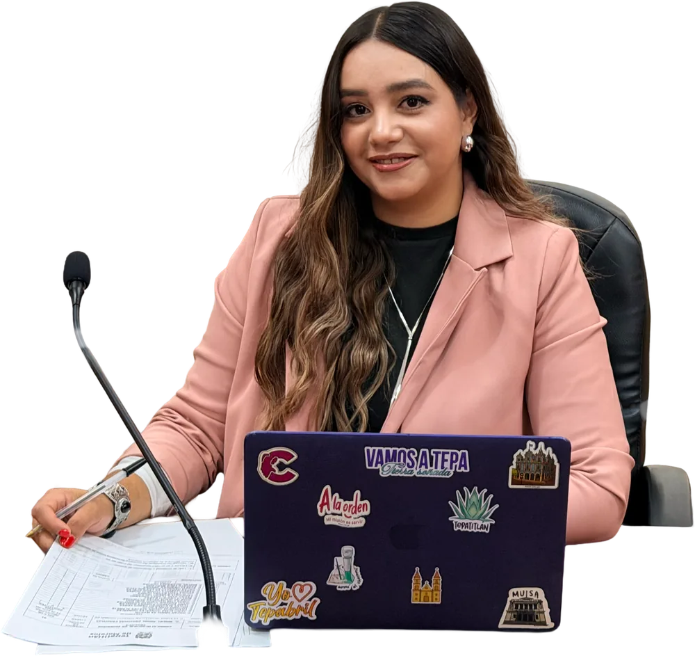 Claudia Franco en su escritorio del Ayuntamiento con una laptop con stickers de Tepatitlán