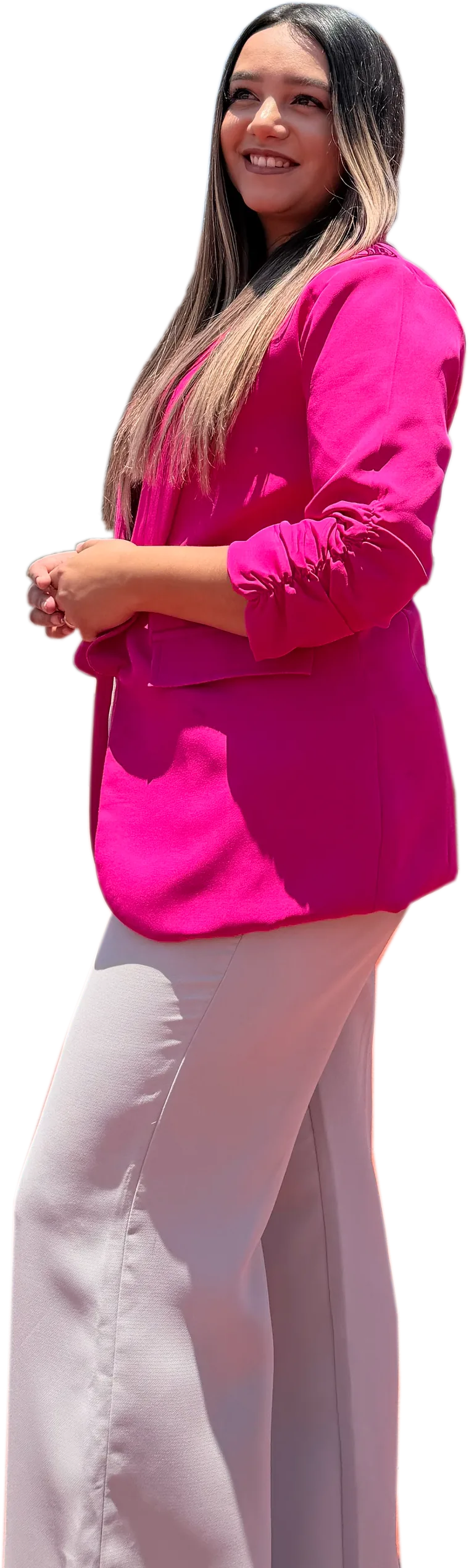 Claudia Franco con saco rosa frente a la Parroquia de San Francisco de Asís en Tepatitlán