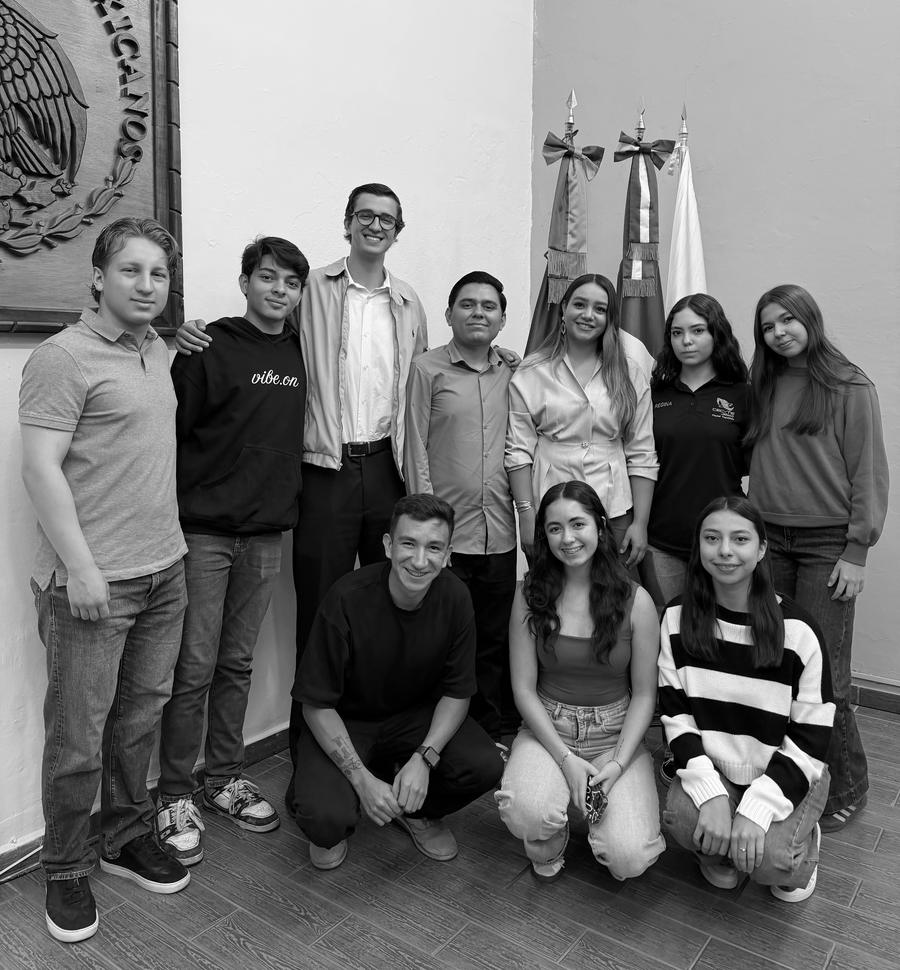 Claudia Franco con estudiantes impulsores de Senderos Seguros